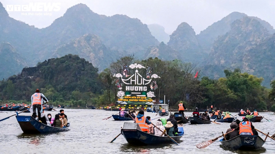 Pilgrims brave rain and cold to join Perfume Pagoda Festival